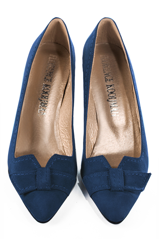 Navy blue women's dress pumps, with a knot on the front. Tapered toe. High kitten heels. Top view - Florence KOOIJMAN